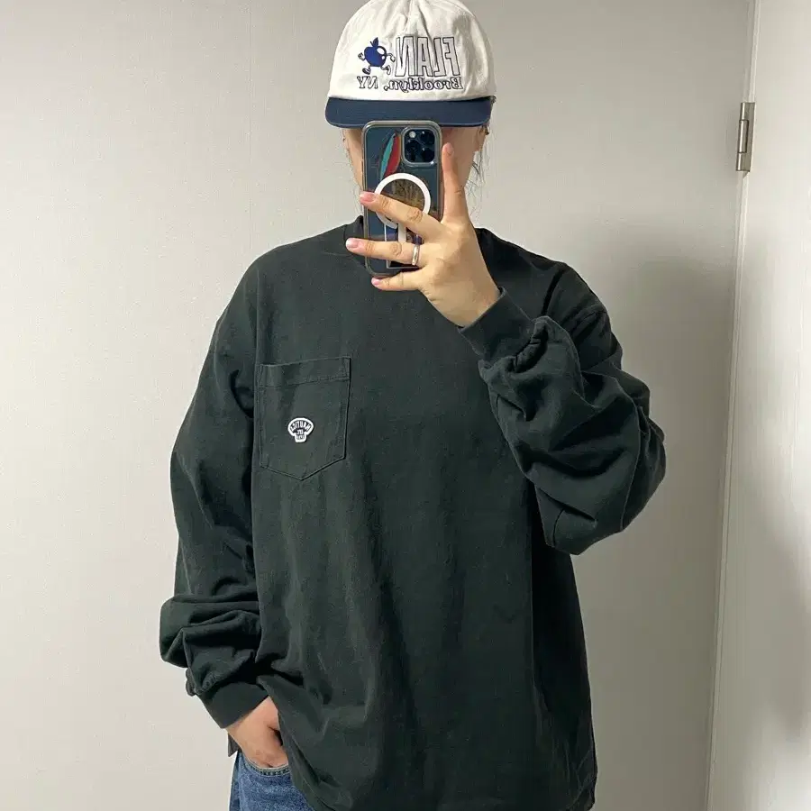 노티카 포켓 자수 로고 긴팔 티셔츠