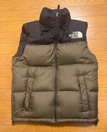 새상품급 THE NORTH FACE 눕시 다운 베스트 M 사이즈 블랙/올리브