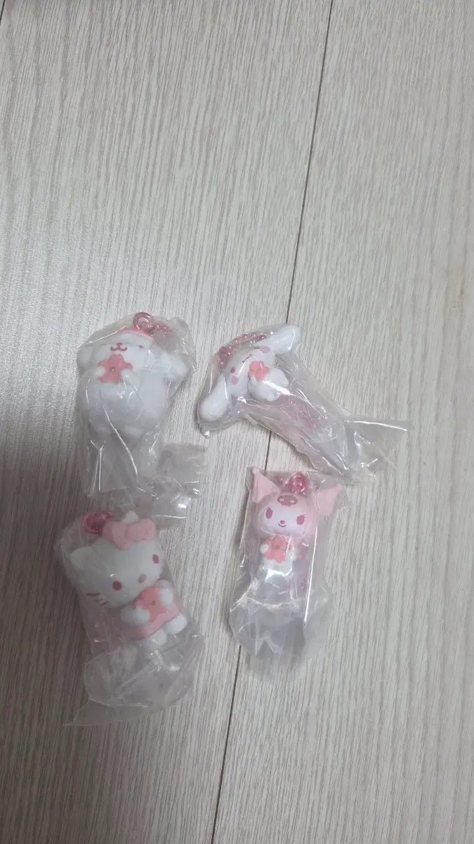 폼폼푸린 헬로키티 쿠로미 시나모롤 벚꽃 키링 팔아요