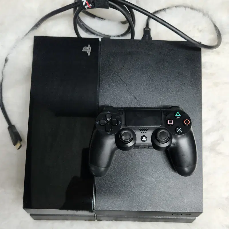 PS4 1세대 초기형 본체(CUH-1105A 500GB)와 듀얼쇼크 4 무선 컨트롤러, HDMI 케이블