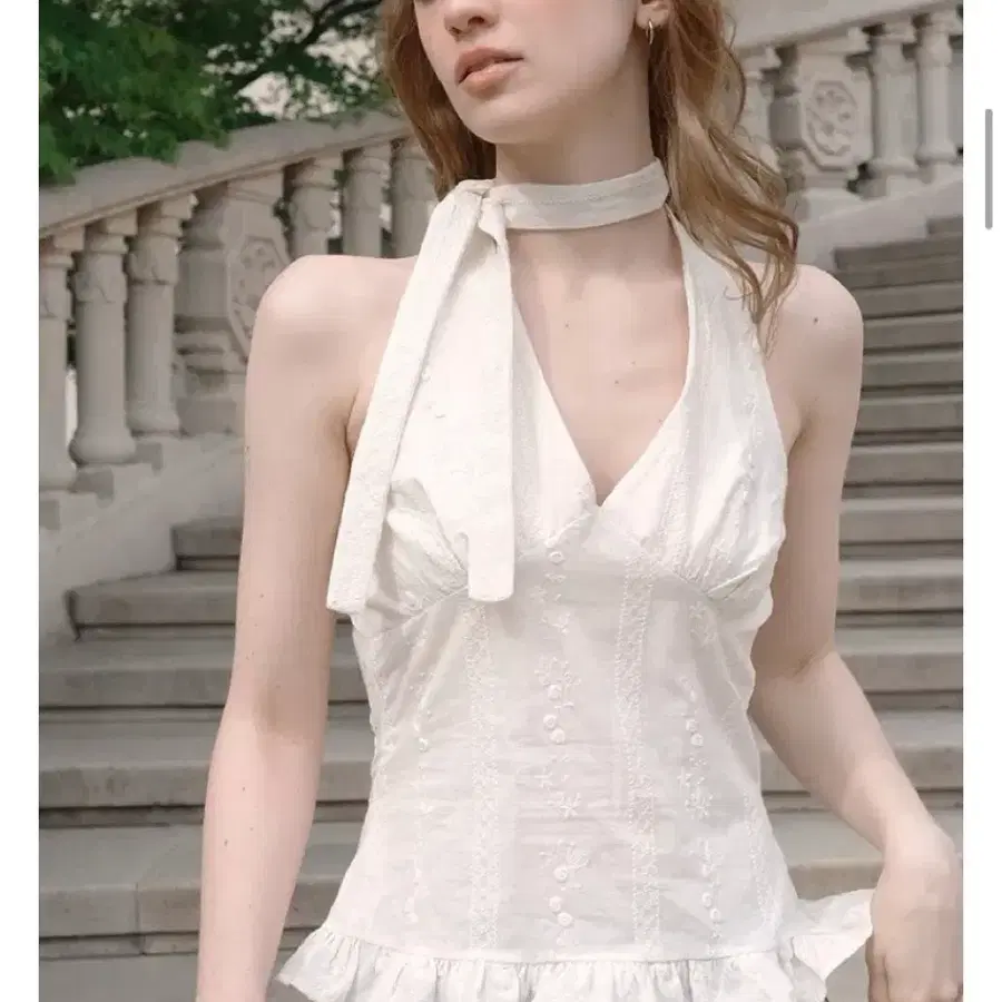 레터프롬문 펀칭 레이스 홀터넥