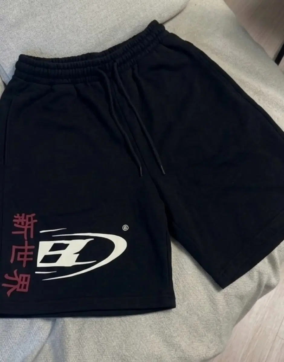 본투윈 신세계 버뮤다 반바지 블랙