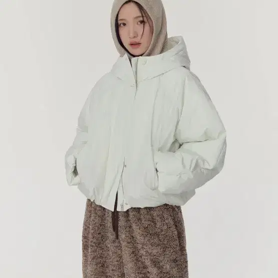 새상품 무신사스탠다드 우먼즈 후디드 숏 패딩 재킷 [아이보리] 사이즈 M