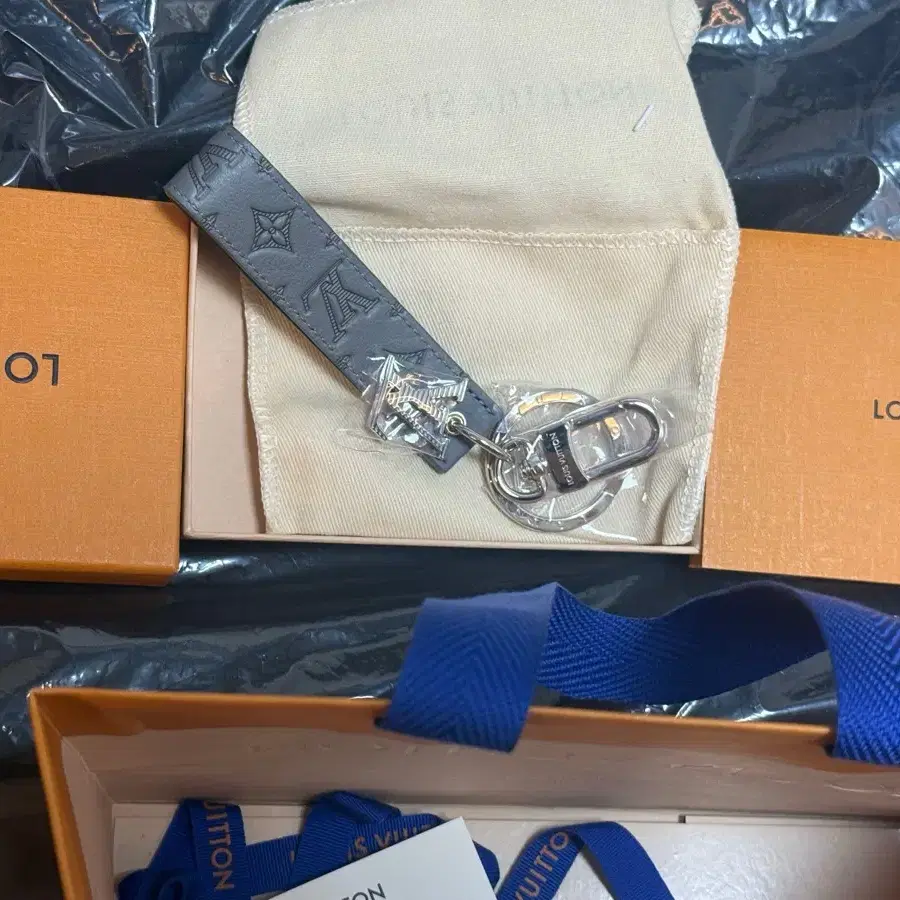 루이비통 키링 회색 팝니다
