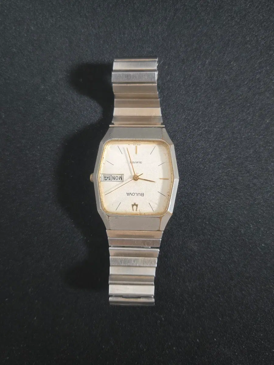 빈티지 BULOVA 부로바 쿼츠 데이데이트 사각 메탈 손목시계