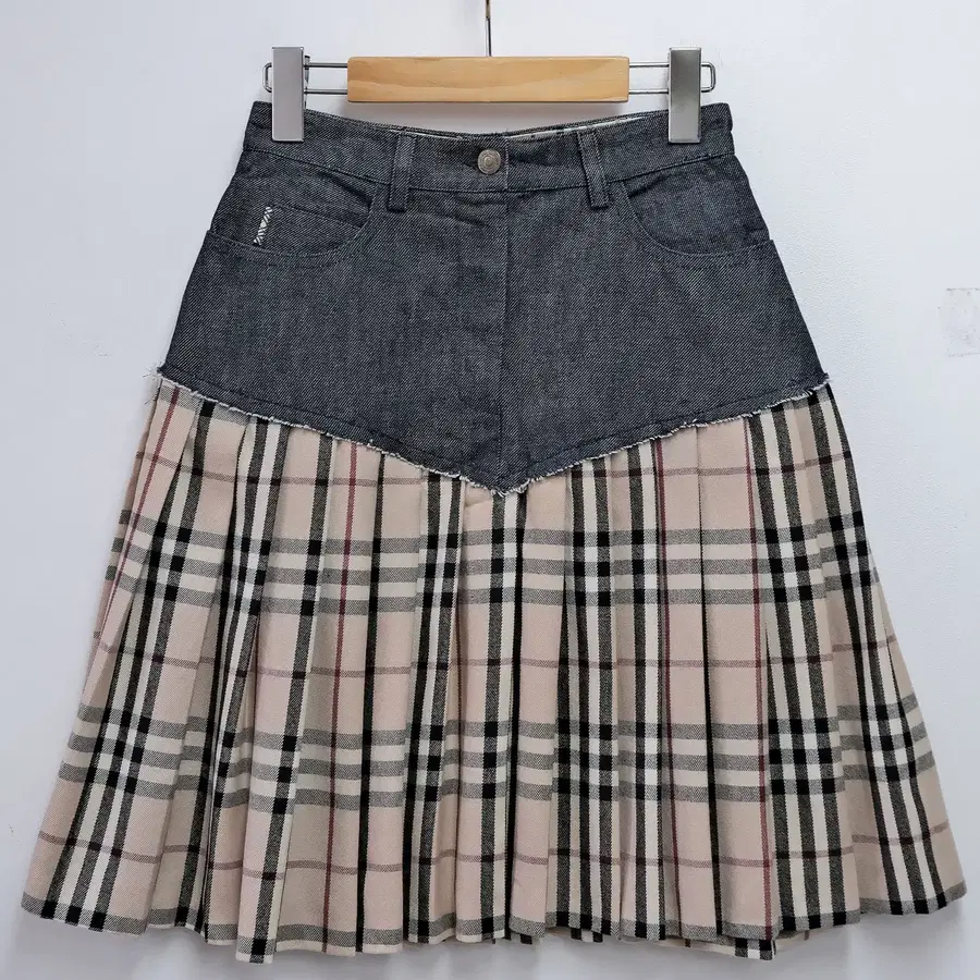BURBERRY LONDON - dark denim nova check pleated skirt [24]