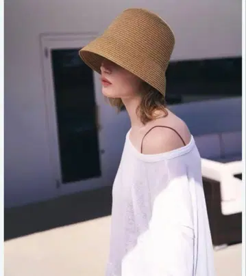 [ 미사용 새상품 ] AKTE 블레이드 햇 베이지 스트로우 버킷 햇