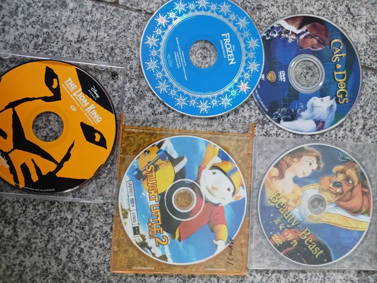 라이온킹 CD, 슈가맨 DVD, 겨울왕국 OST, 미녀와 야수 DVD, 캣츠앤도그스 DVD 총5개