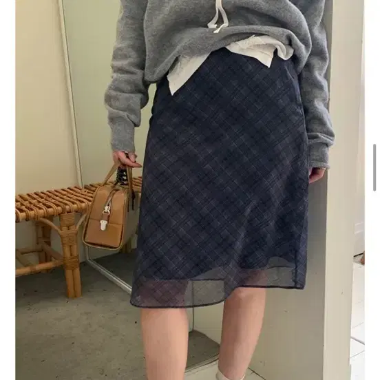 체크 쉬폰 미디스커트 네이비