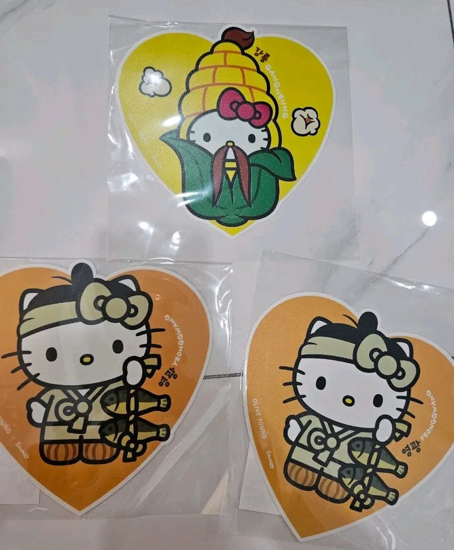 올리브영 산리오 헬로키티 콜라보 부채 영광 굴비 강릉 옥수수