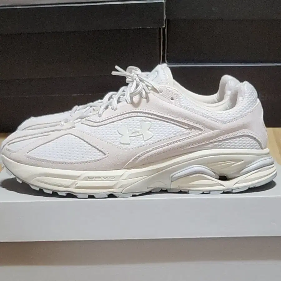 언더아머 280 호버 애퍼리션 화이트 베이지