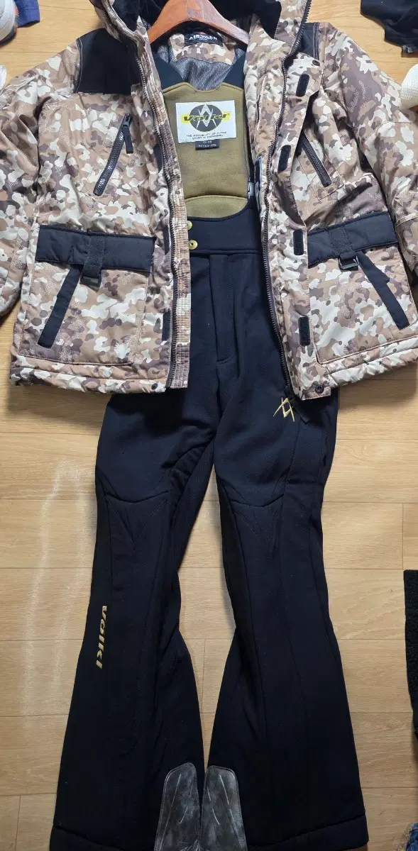 155..85..볼키 스키복..허리27.. 카모플라주 자켓 블랙 팬츠.총장100cm가슴56길66cm
