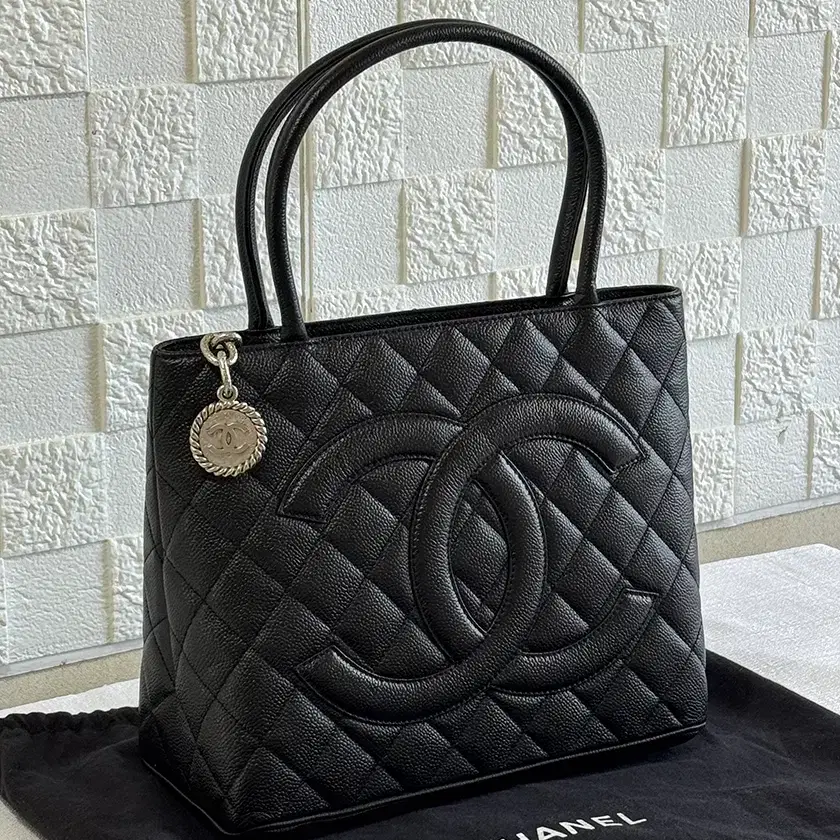 샤넬 CHANEL 은장 메달리온 토트백 A01804 사진 1