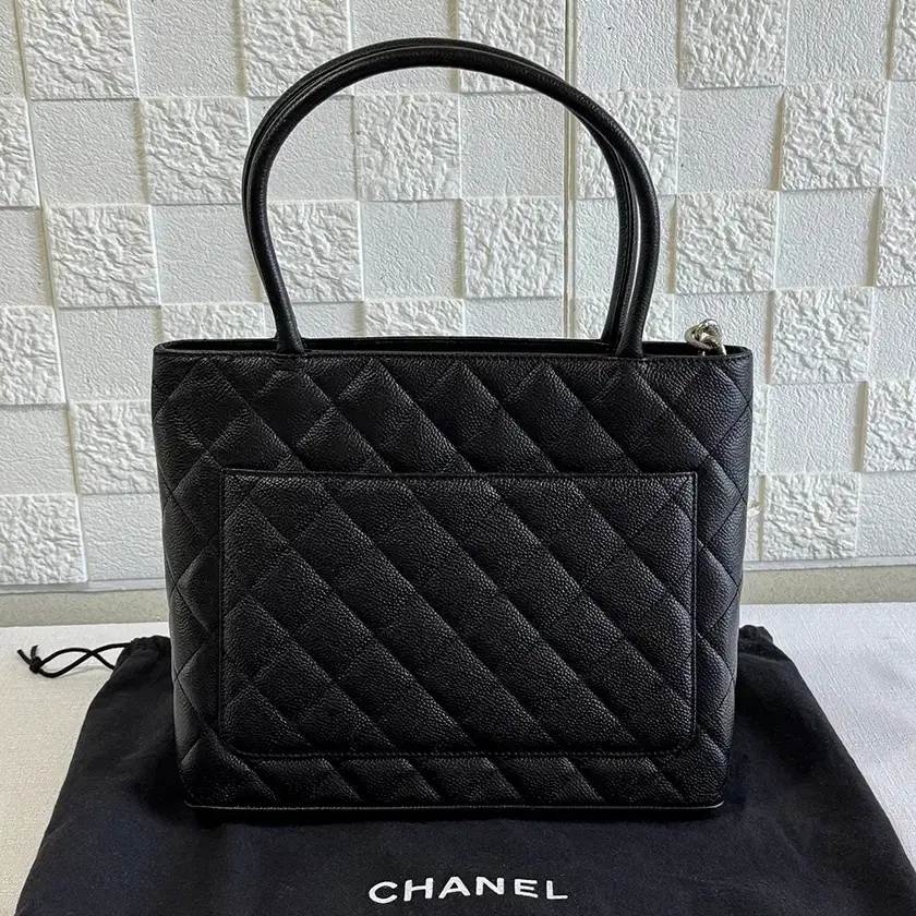 샤넬 CHANEL 은장 메달리온 토트백 A01804 사진 2