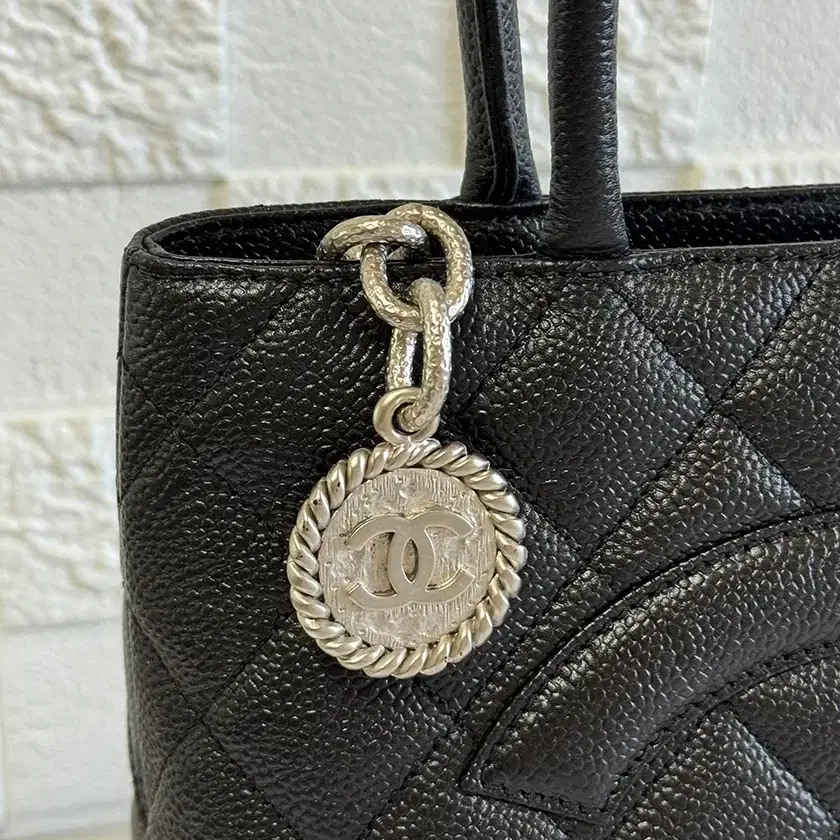 샤넬 CHANEL 은장 메달리온 토트백 A01804 사진 5
