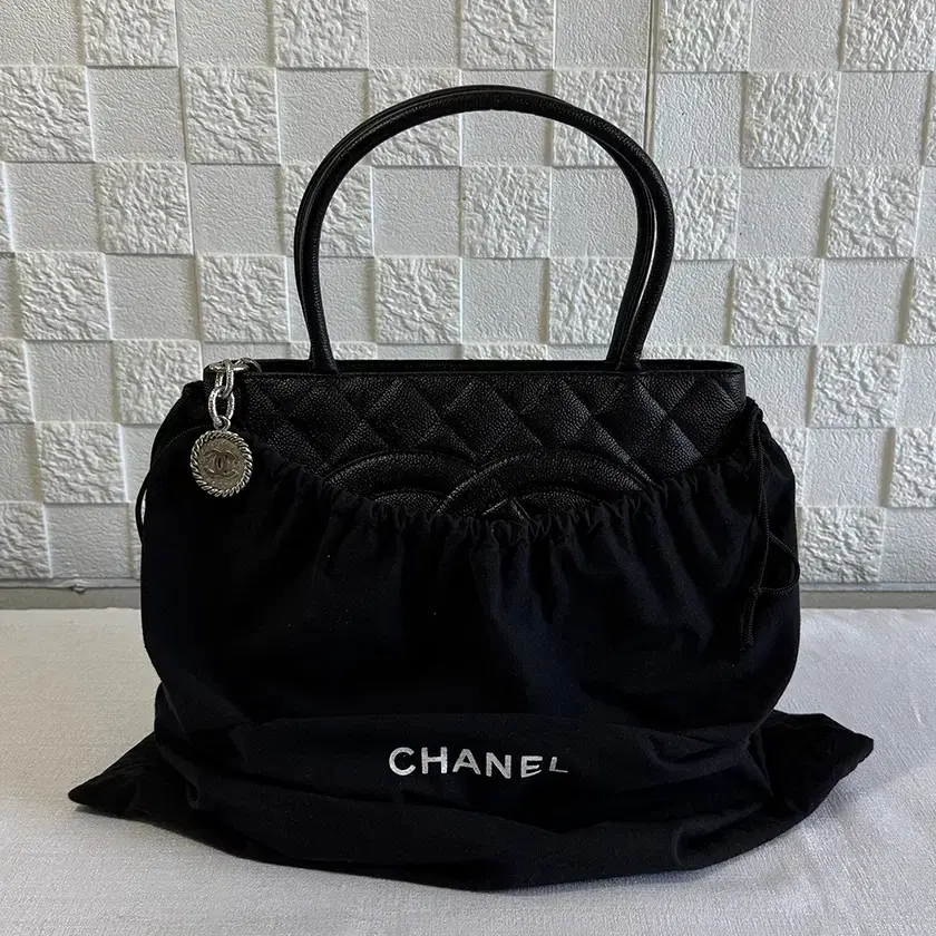 샤넬 CHANEL 은장 메달리온 토트백 A01804 사진 6