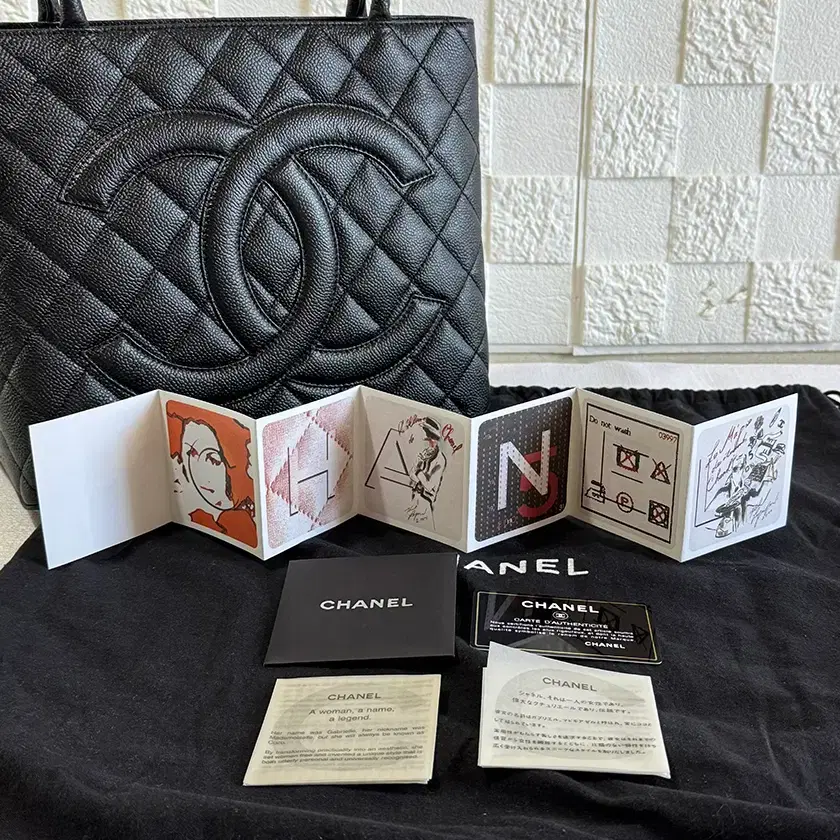 샤넬 CHANEL 은장 메달리온 토트백 A01804 사진 7