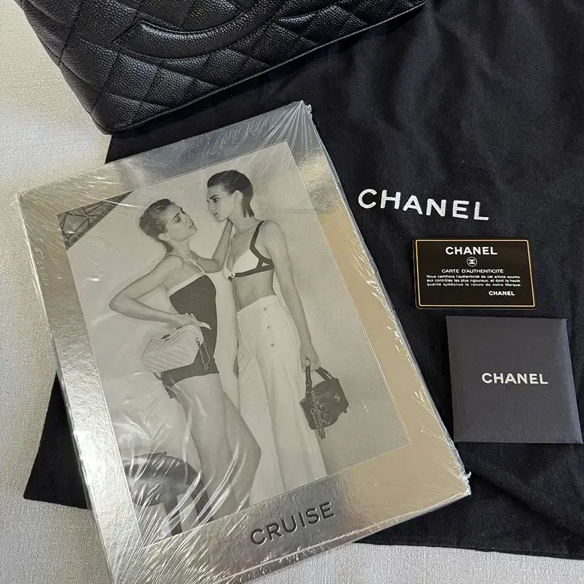 샤넬 CHANEL 은장 메달리온 토트백 A01804 사진 8
