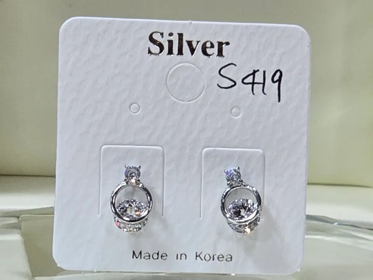 실버색상의 큐빅 귀걸이 S419 1센치