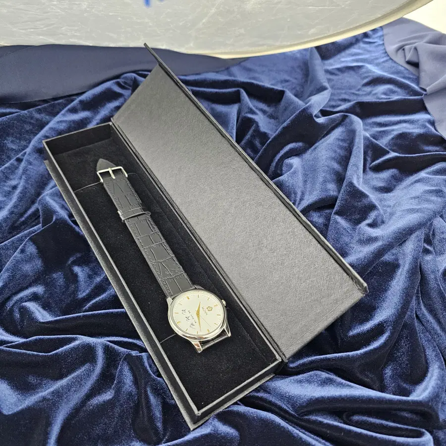 뮌 MUNN 창립 10주년 기념품 시계