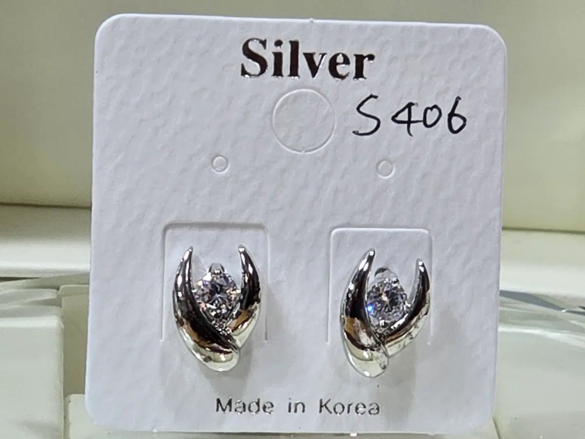 실버색상의 S406 큐빅 귀걸이 1,2센치