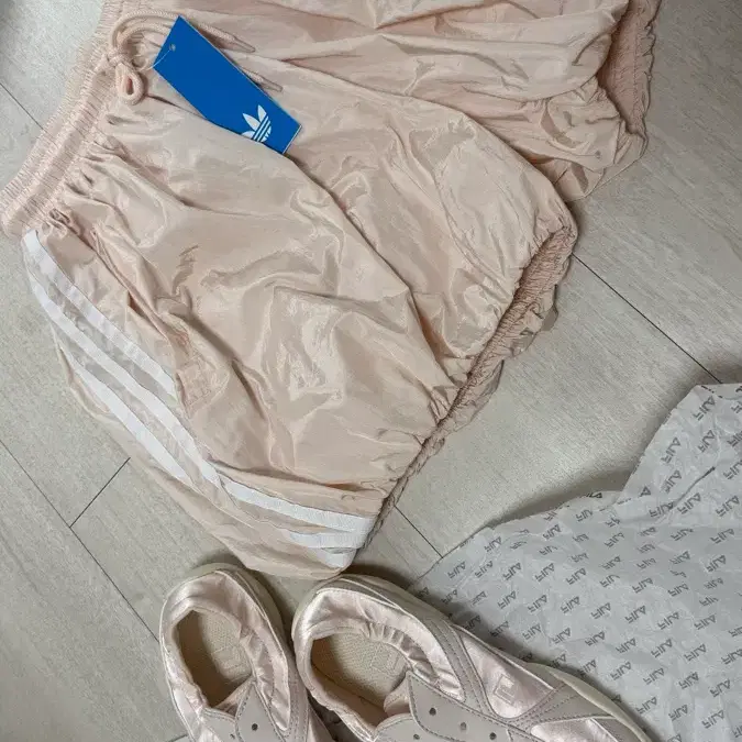 아디다스 벌룬 쇼츠 핑크 반바지 + 휠라 글로우 240