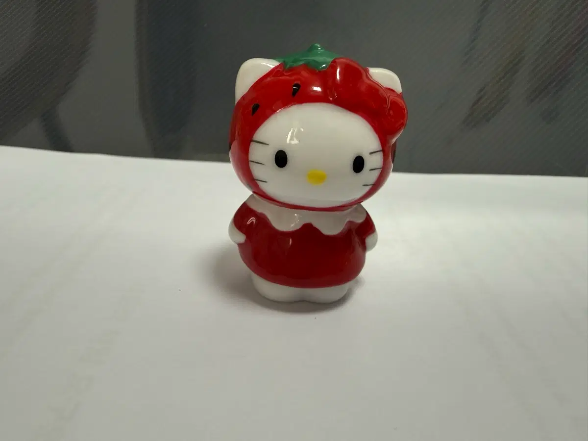 헬로키티 딸기 코스튬 도자기 피규어