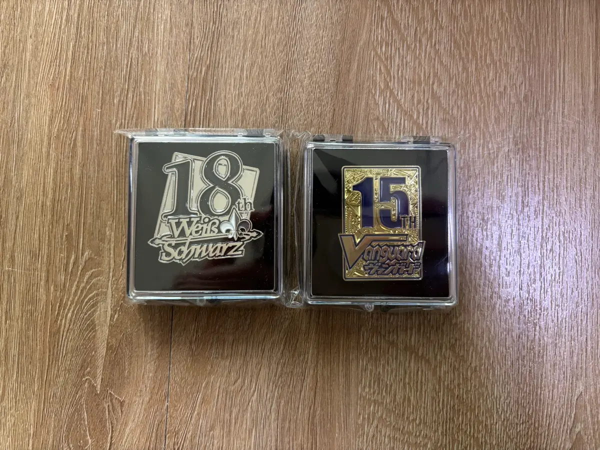 카겜페 바이스슈발츠 18주년/뱅가드 15주년 기념 핀뱃지