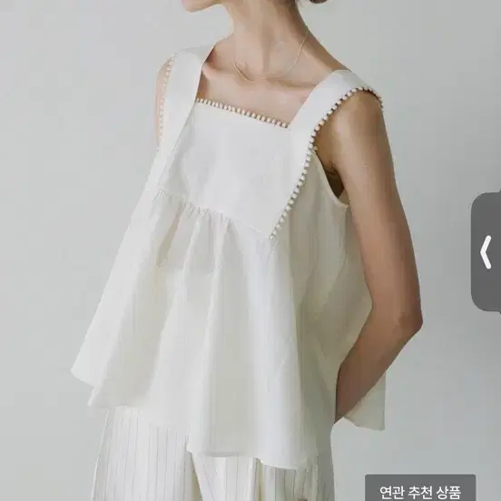 OURCOMOS 아워코모스 와이드스트랩 플레어 블라우스