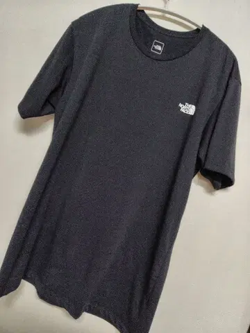 THE NORTH FACE 티셔츠 카라비너 패턴 블랙