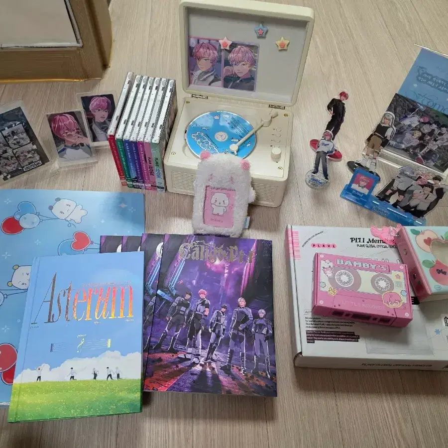 플레이브 포카, 밤비 생일키트, 멤버쉽 키트, 2주년 므메미무 바인더, 미므 메디힐 거울 키링, 미므 마스킹테이프, 밤바 포카홀더, 스티커, 카라비너, 캔뱃지, CD 플레이어