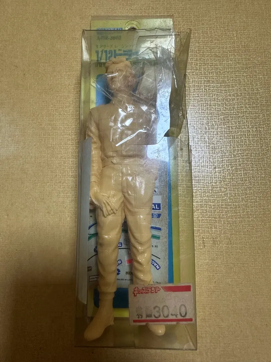 모데러즈 1/12 스케일 레이싱 액세서리 시리즈 드라이버 2레진 판매합니다.