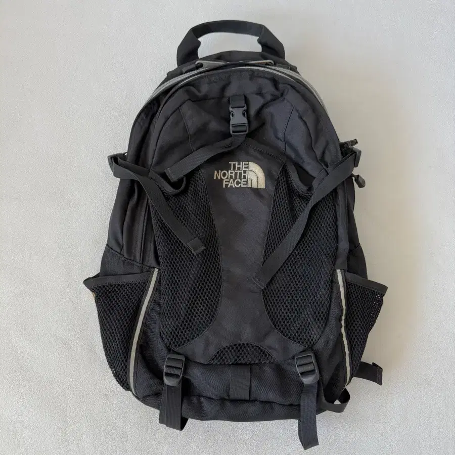 올드 노스페이스(THE NORTH FACE) 백팩(뒷면 하단 까짐)