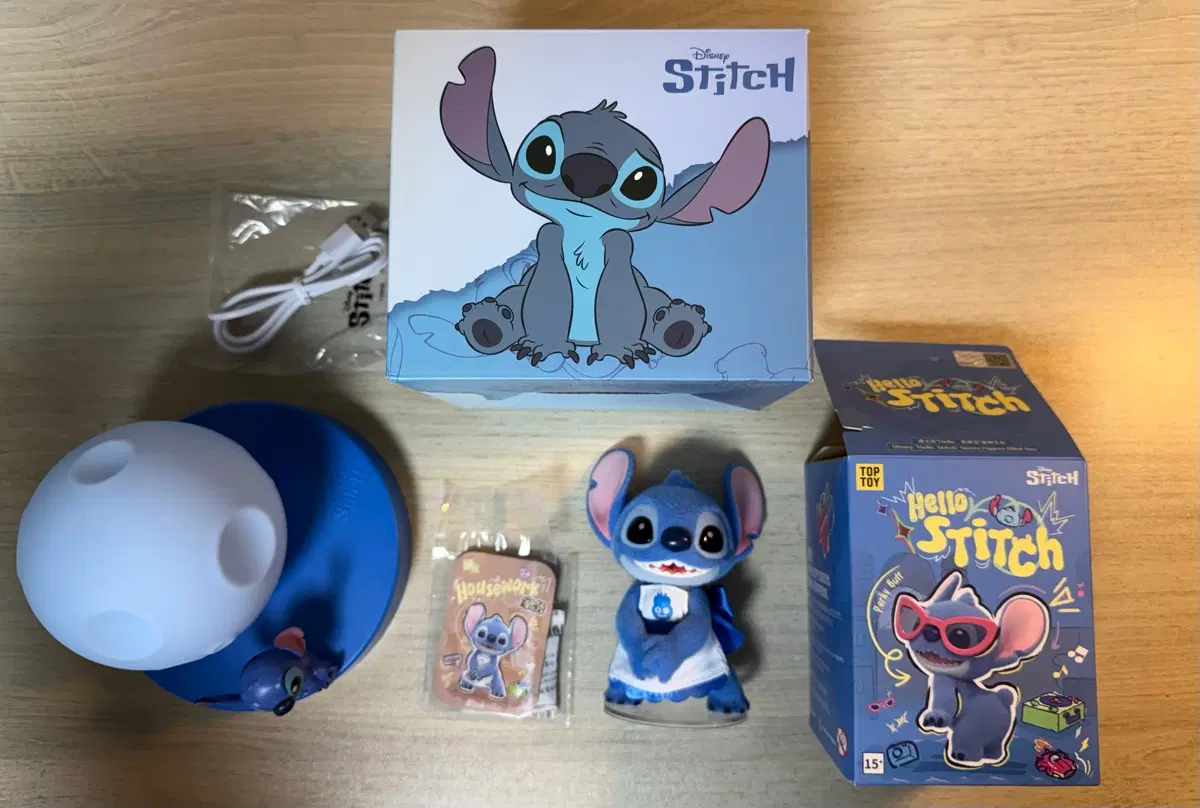 Toptoys 스티치 랜덤 피규어 + 스티치 무드등 일괄 세트 판매합니다.