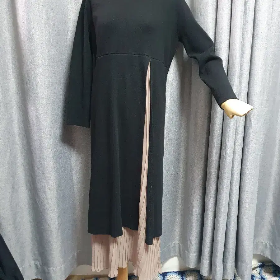 플리츠디테일 블랙 맥시원피스