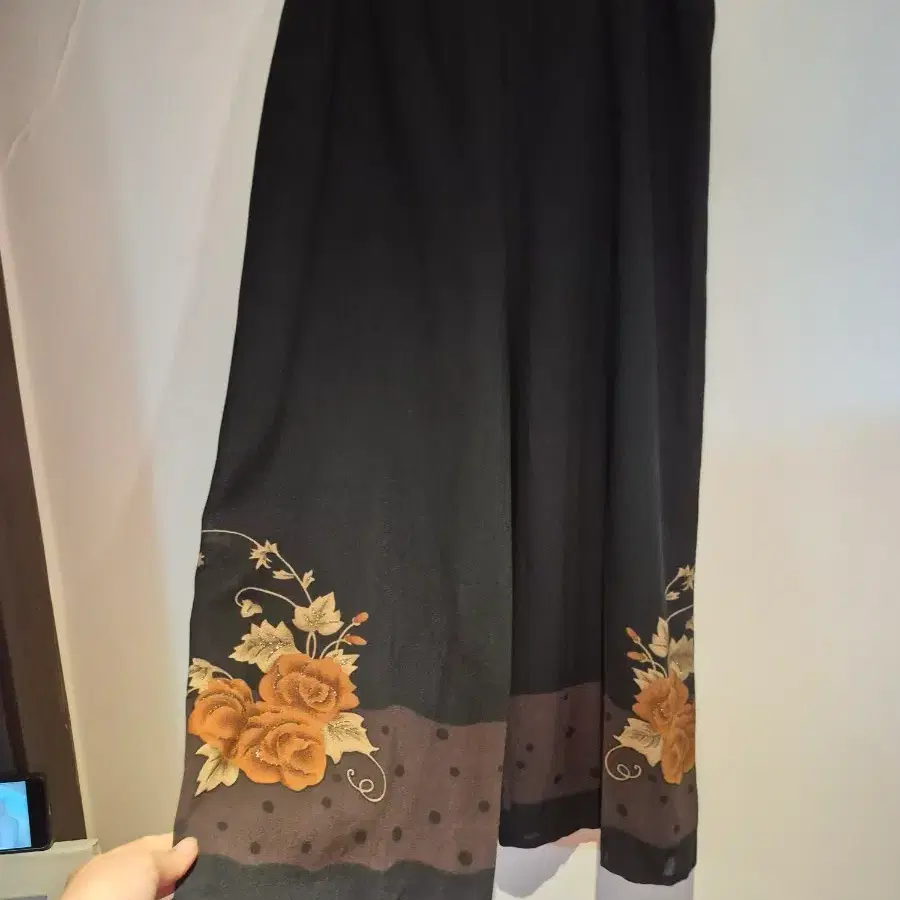 블랙 플라워 패턴 7부 바지 28