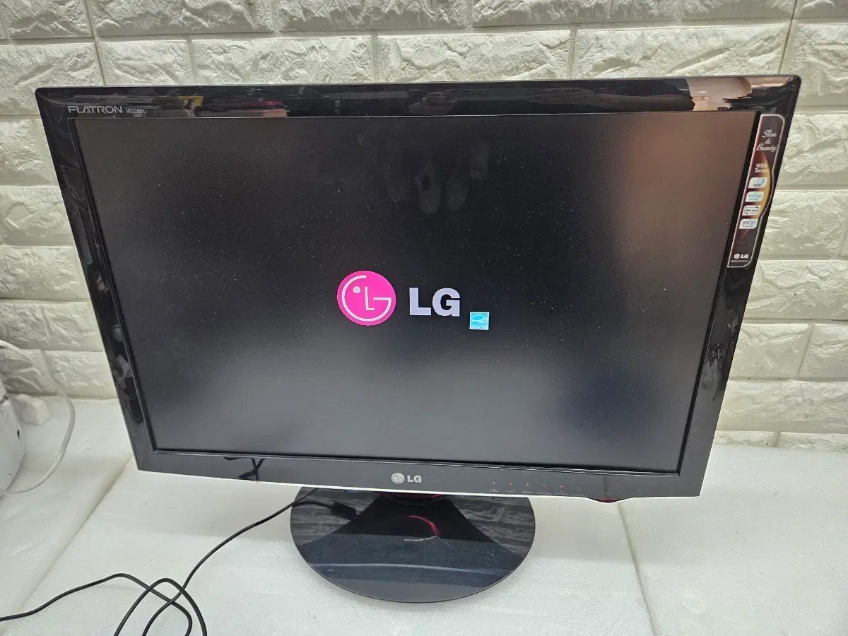 LG 22인치 LED 모니터 입니다