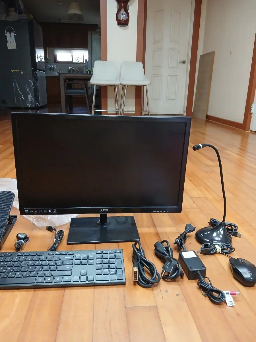 컴퓨터 모니터와 주변기기 함께 저렴하게 드립니다~