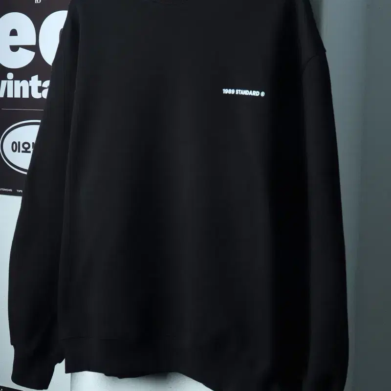 (L-XL) 스탠다드 맨투맨 티셔츠 스몰로고 기모 블랙-H39581