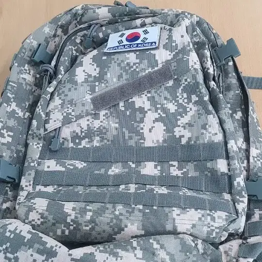 국방색 디지털 픽셀 패턴 백팩