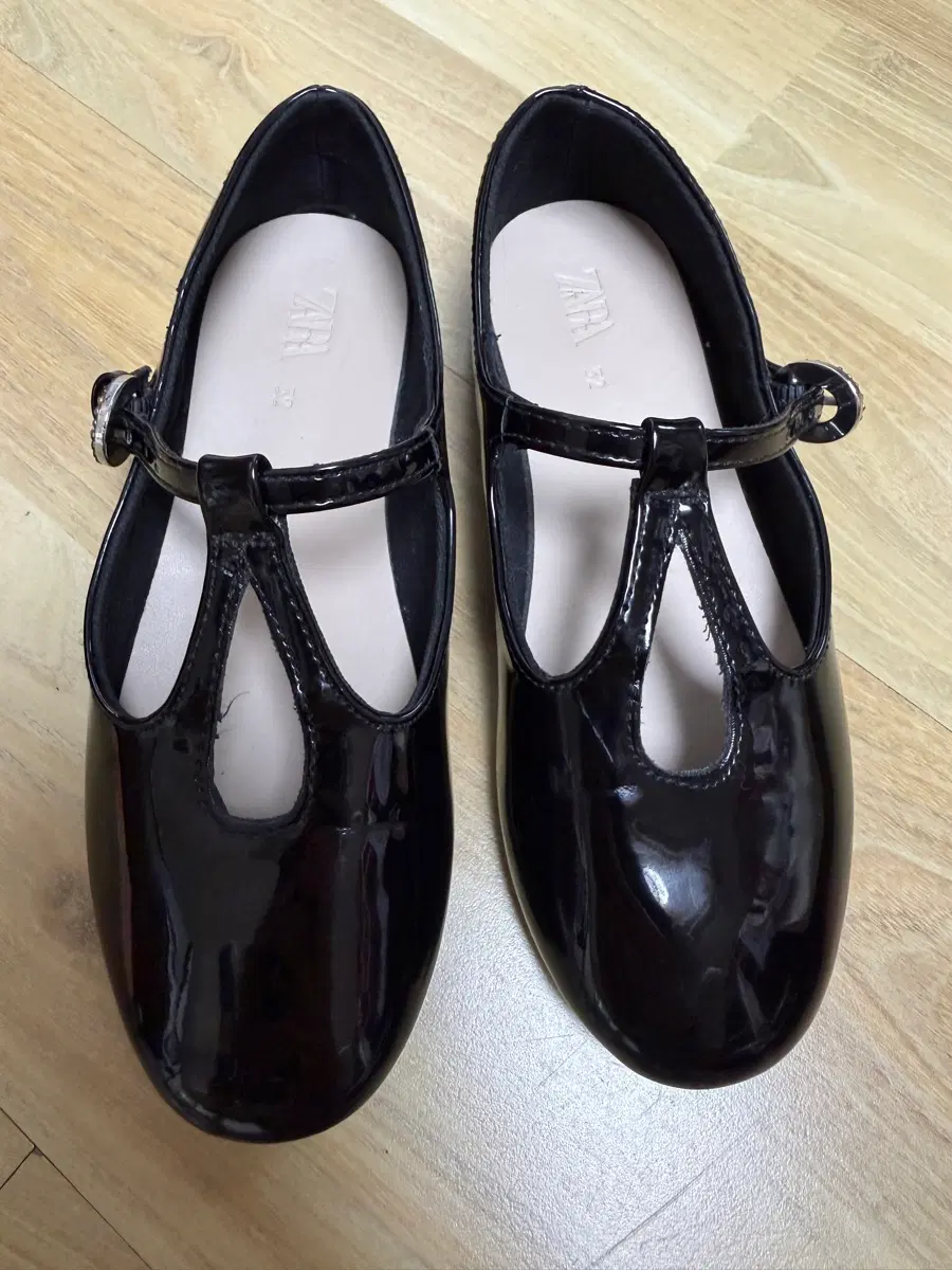 ZARA 키즈 블랙 에나멜 스트랩 슈즈 32