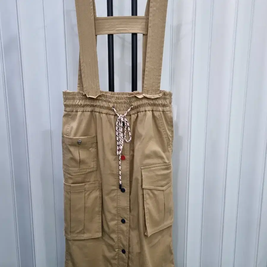 럭키슈에뜨 카키색 서스펜더 멜빵스커트