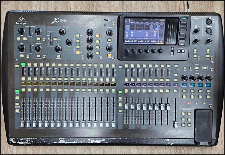 [중고] 베링거(Behringer) X32 디지털 믹서 + 전용 하드케이스 (페이더 상태 양호 / 외관 사용감)