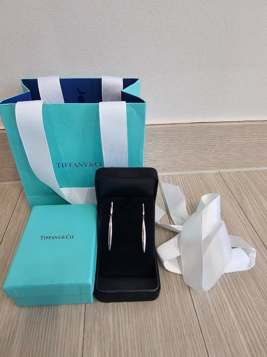 정품 티파니앤코 빈티지 페더 드롭 이어링 18K 750 화이트골드 귀걸이