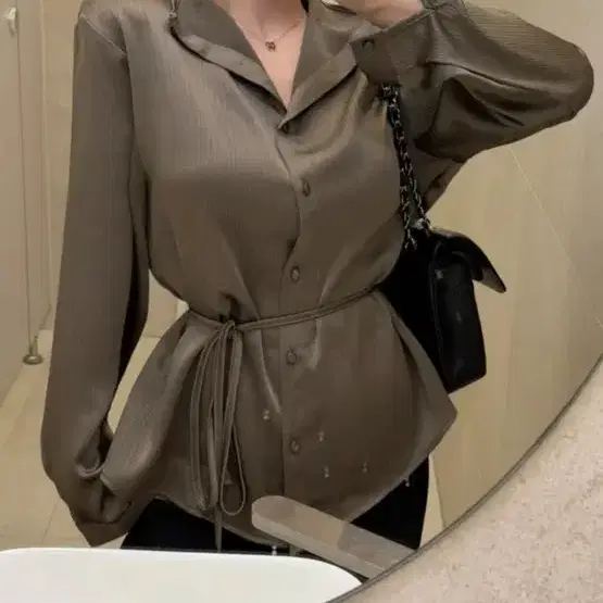 데이유어 양면새틴블라우스