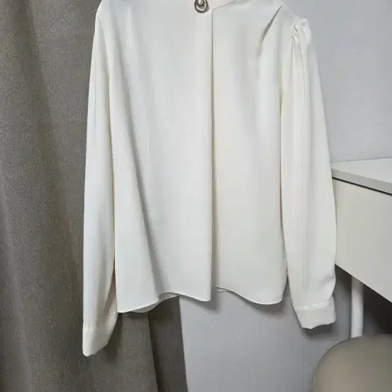 진주 브로치 블라우스