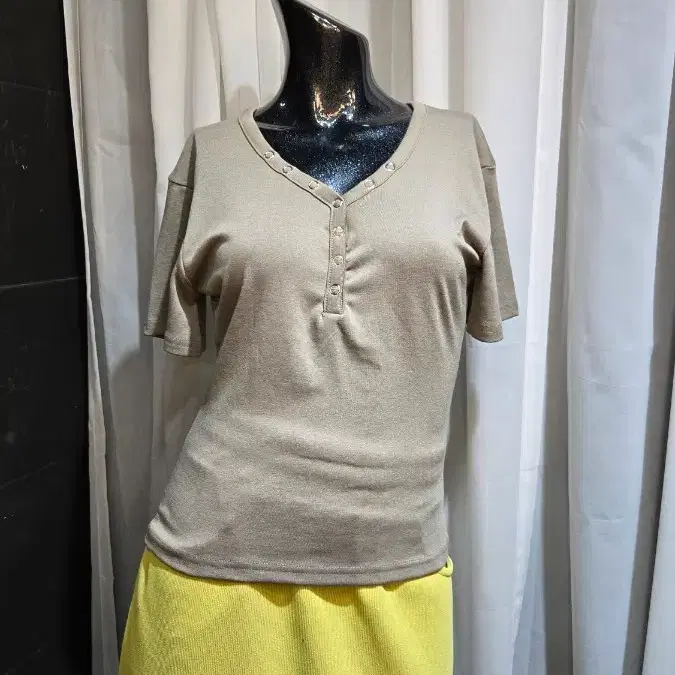 헨리넥 앞버튼 허리라인 부들 카키 반팔