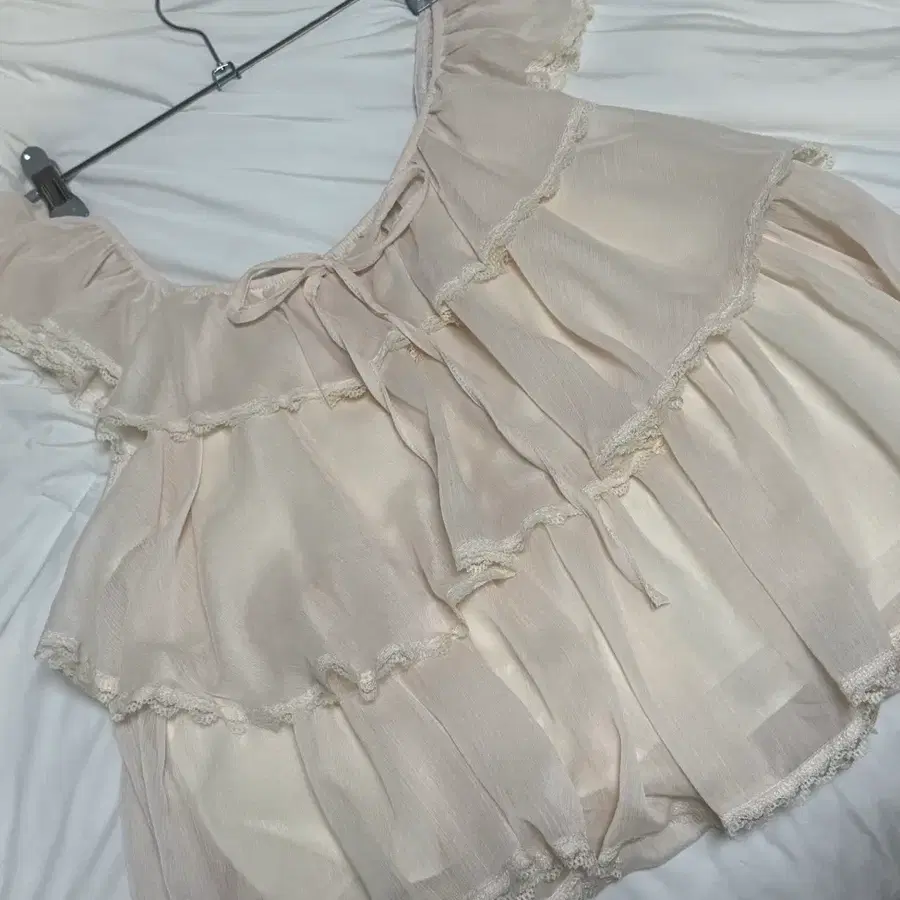 피치 레이스 블라우스