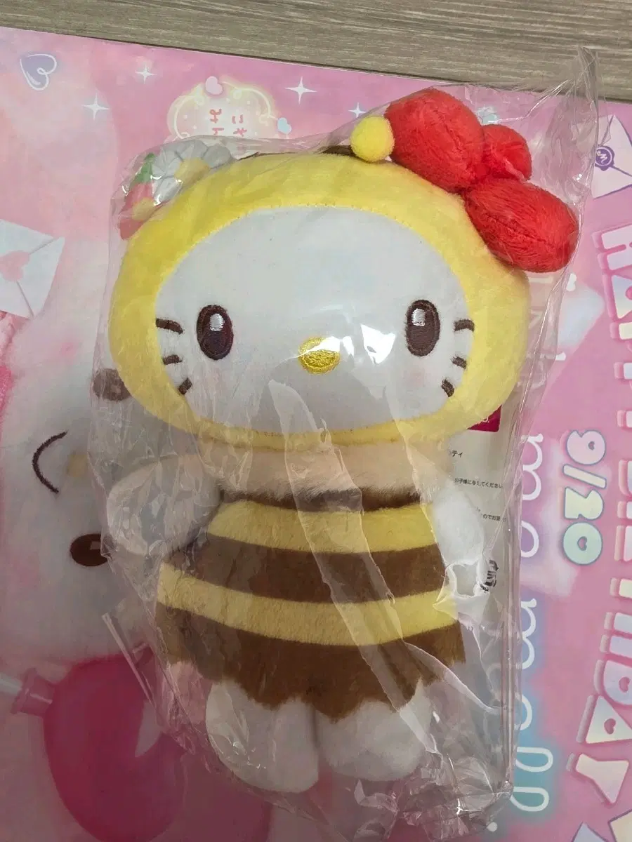 산리오 키티 헬로키티 꿀벌 인형키링