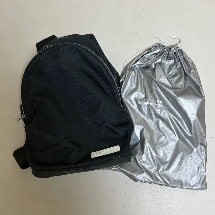 이스트팩 꾸레쥬 콜라보 백팩